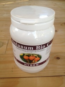 Solanum Bio C fra Rheumacure indeholder naturlig C-vitamin og antioxidanter i en letoptagelig kombination. Foto. hestezonen.dk